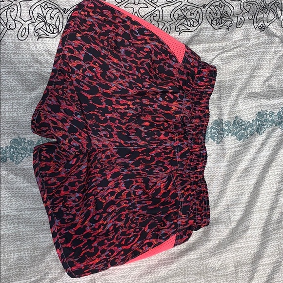 I’m selling athletic shorts from old navy active - Picture 2 of 3